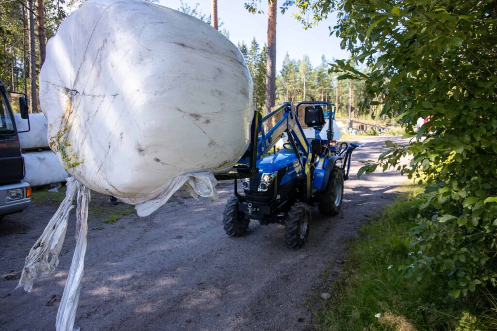 Myös isot pyöröpaalit sirtyy Solis traktorilla helposti. Hevostalleilla on usein haasteena saada Heinäpaalit sisälle, kun isot koneet ei mahdu. Soliksella ja trukkipiikeillä työ käy helposti